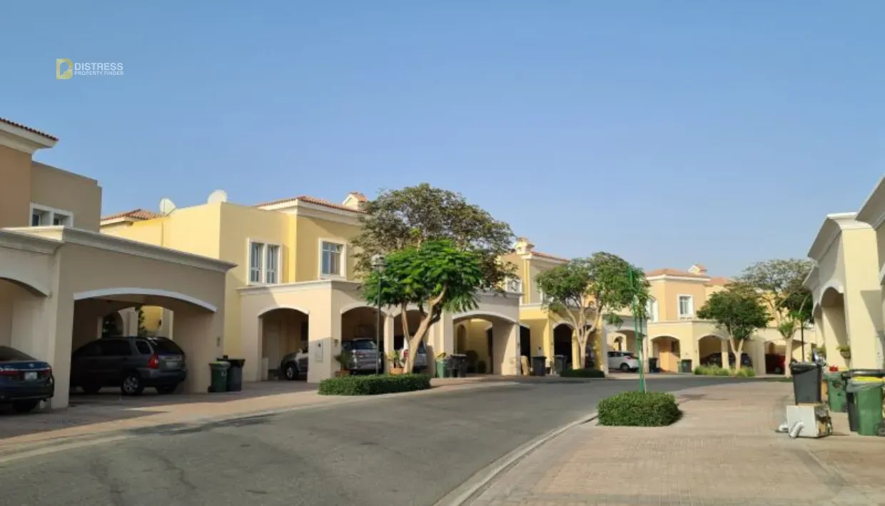 Mediterranean-style villas along a curving street in Al Reem, Arabian Ranches 1