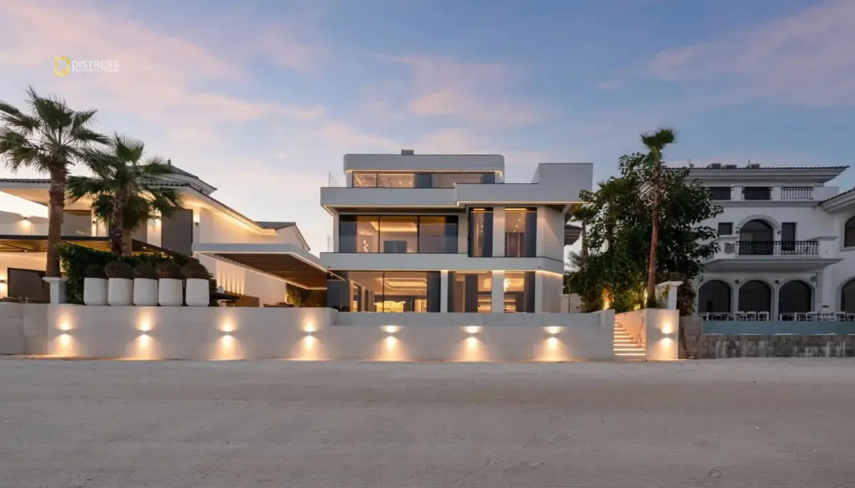 Distress Deal | 5BR Upgraded Villa with Private Beach | Garden Homes, Palm Jumeirah, Dubai
